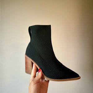 Elegant Black Ribbed Heeled Boots